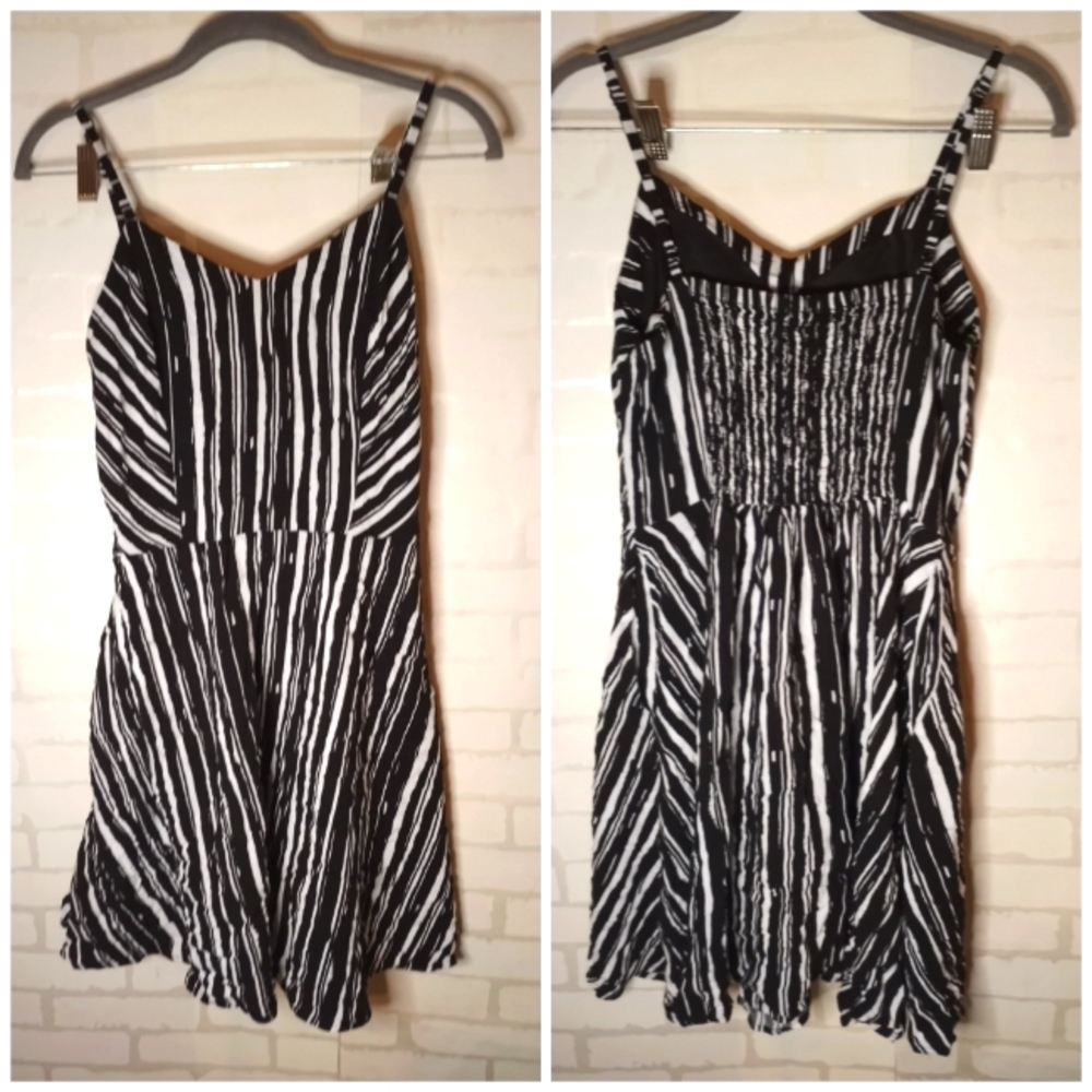NWOT chic gorgeous Apt 9 size Large black and white dress with pockets. Washed o